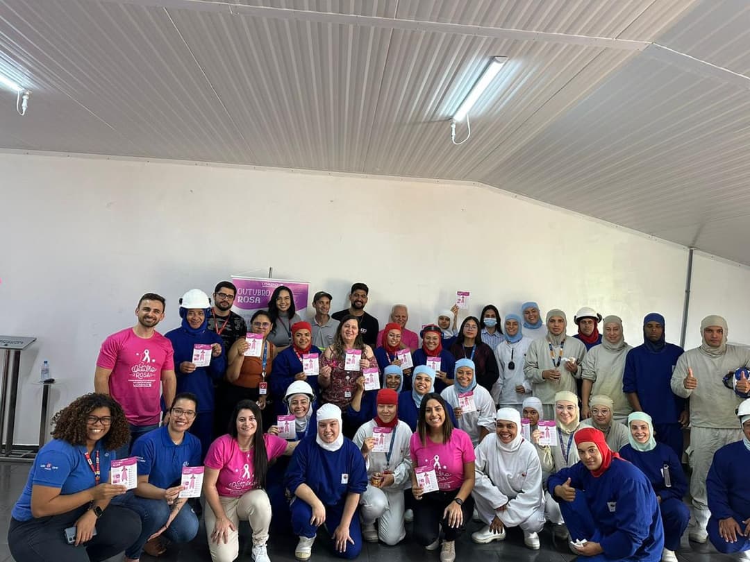 Colaboradores reunidos na campanha Outubro Rosa na BRF Jataí/GO.