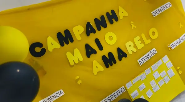 Material da campanha Maio Amarelo sobre prevenção de acidentes no trânsito.