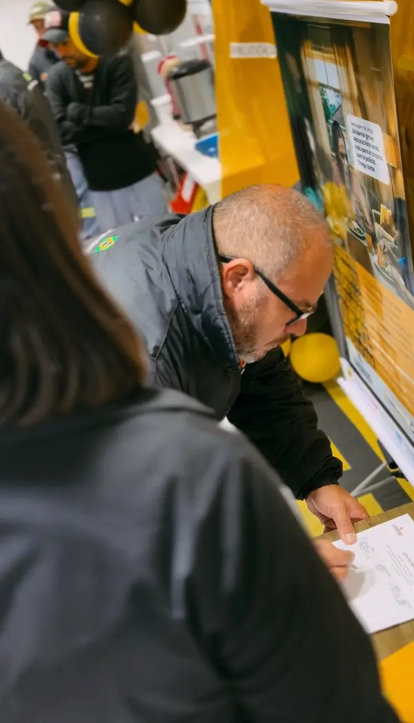 Registro da ação de Maio Amarelo da Transporte Lorenzi em Antonina.