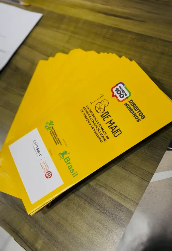 Motoristas acompanham orientação sobre segurança no trânsito no Maio Amarelo.