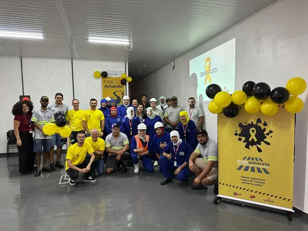 Colaboradores da BRF Jataí reunidos durante a campanha Maio Amarelo de segurança no trânsito.