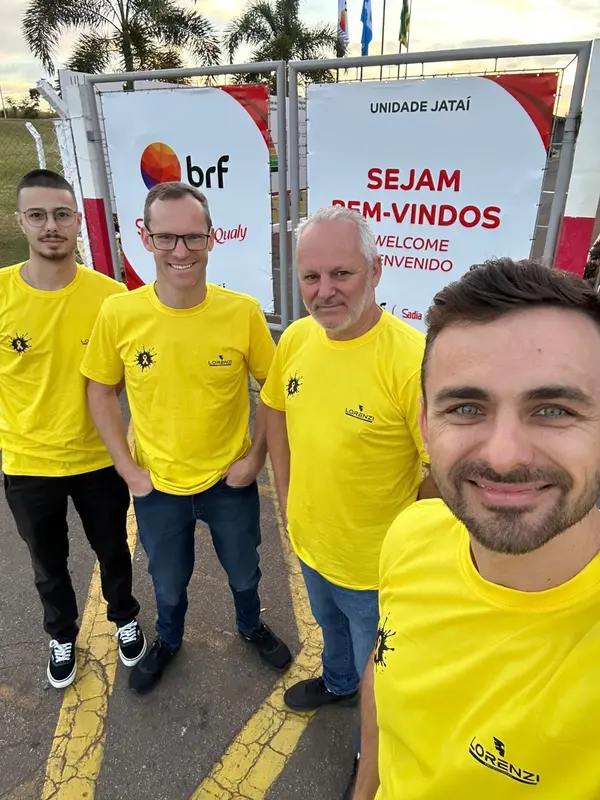 Equipe Lorenzi de camiseta amarela na entrada da unidade da BRF em Jataí durante o Maio Amarelo.