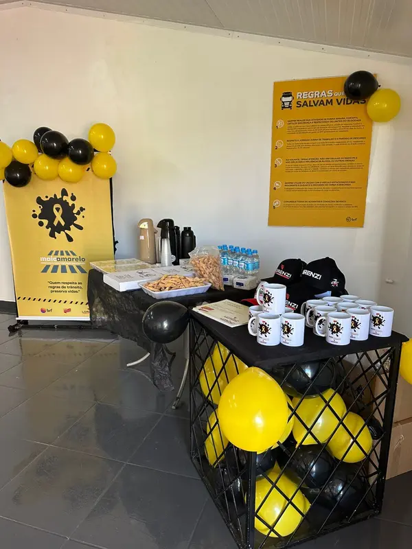Materiais da campanha Maio Amarelo, com canecas Lorenzi e o cartaz “Regras que salvam vidas”.
