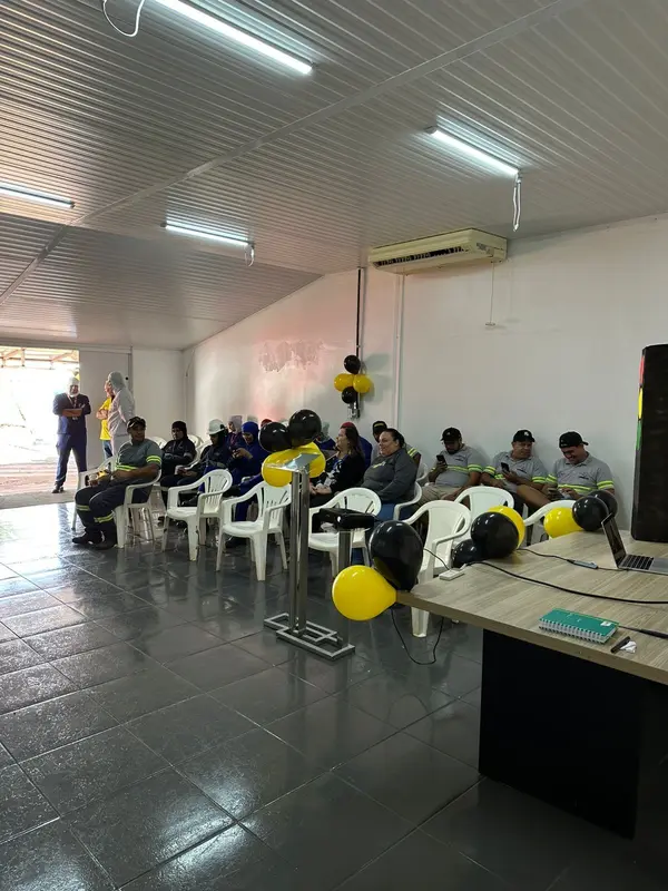 Colaboradores da BRF Jataí acompanham a palestra de segurança no trânsito do Maio Amarelo.