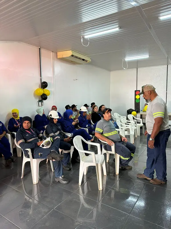Conversa sobre segurança no trânsito com a equipe na unidade da BRF em Jataí, com semáforo educativo ao lado.