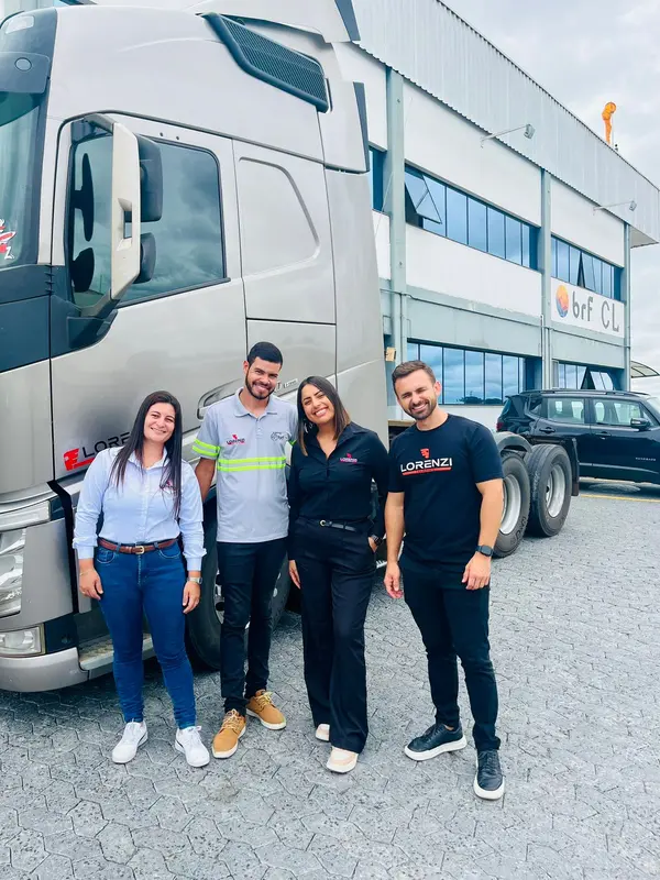 Equipe da Transporte Lorenzi durante ação de manutenção e pneus em Ponta Grossa.