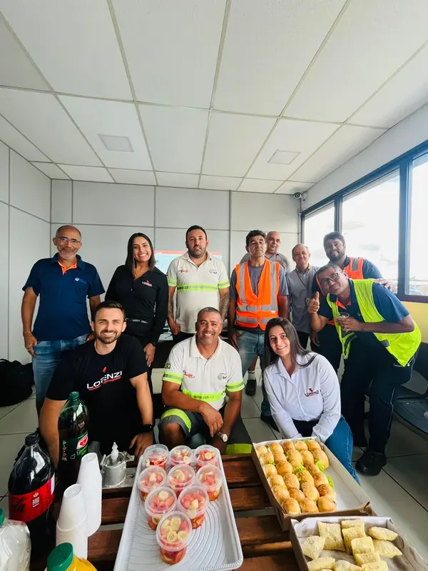 Detalhe da inspeção de pneus durante a ação de manutenção da Transporte Lorenzi.