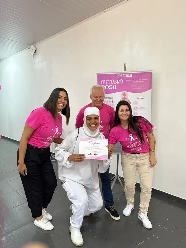 Colaboradora recebe certificado de participação no Outubro Rosa ao lado da equipe Lorenzi.