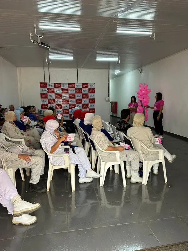 Colaboradores da BRF Jataí acompanham a palestra de conscientização do Outubro Rosa.